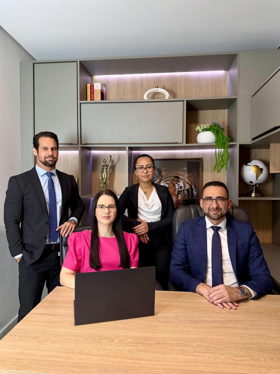 Sócios reunidos na sala de reuniões