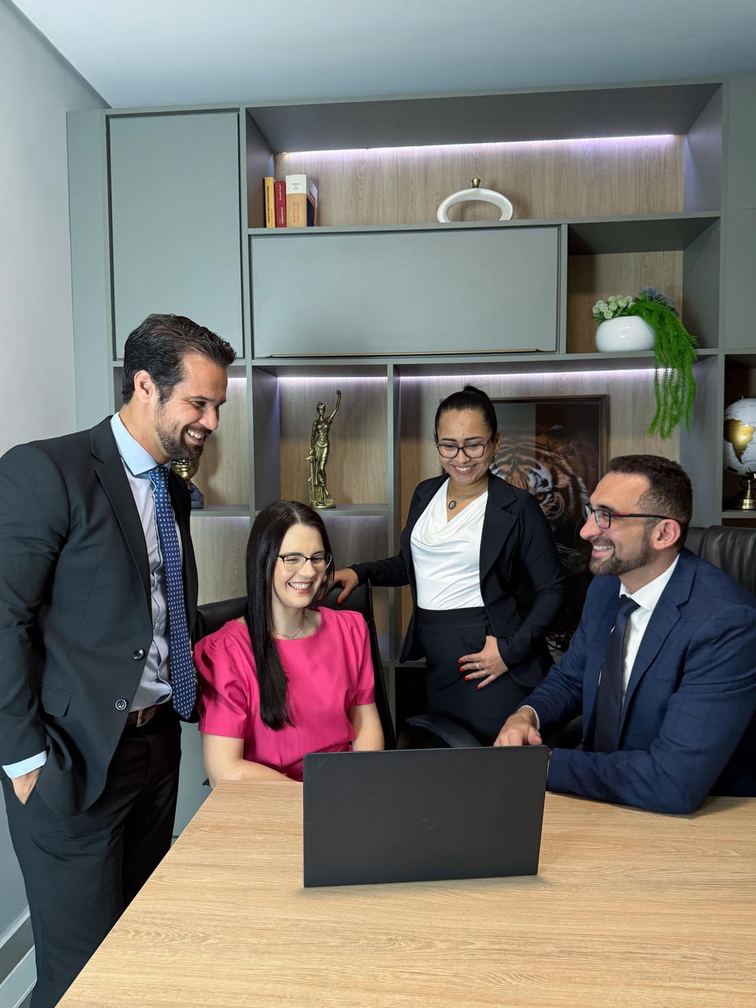 Os quatro sócios fundadores reunidos à mesa no escritório